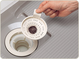 手軽にお手入れできる排水口。持ちやすい大きなツマミ付で、カンタンに髪の毛が捨てられます。